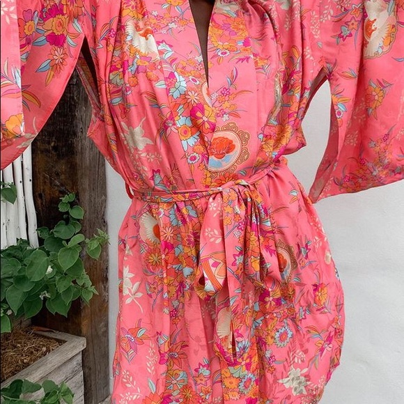 Leo Short Robe - Picture 3 of 9